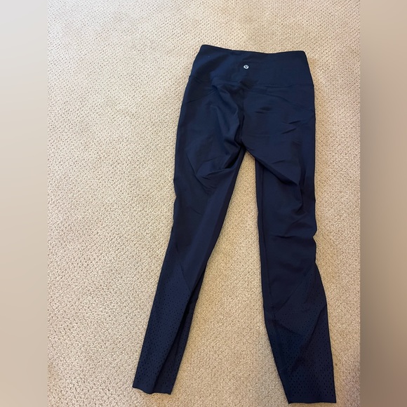 Lululemon black leggings in luxtreme material - Picture 3 of 4